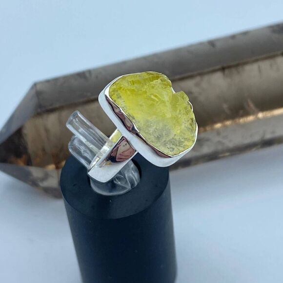 Natural Rare Yellow Brucite Specimen Sterling Silver Ring - Picture 4 of 8